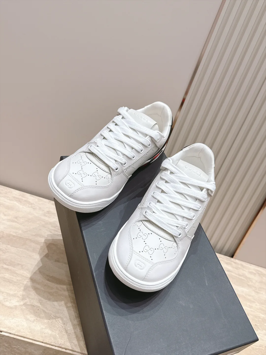 Кроссовки Женские Gucci 18636821