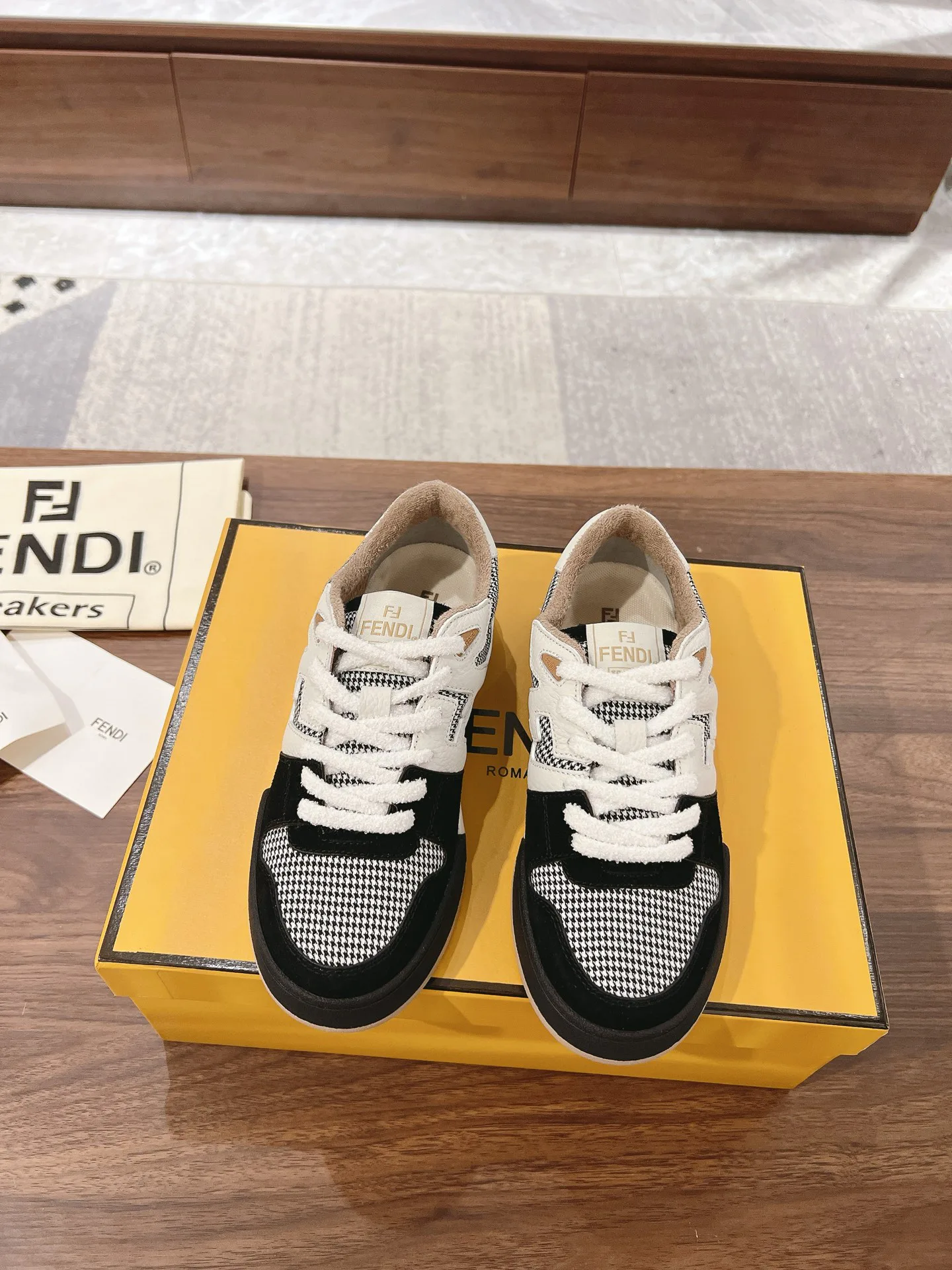 Кроссовки Женские Fendi 18219592