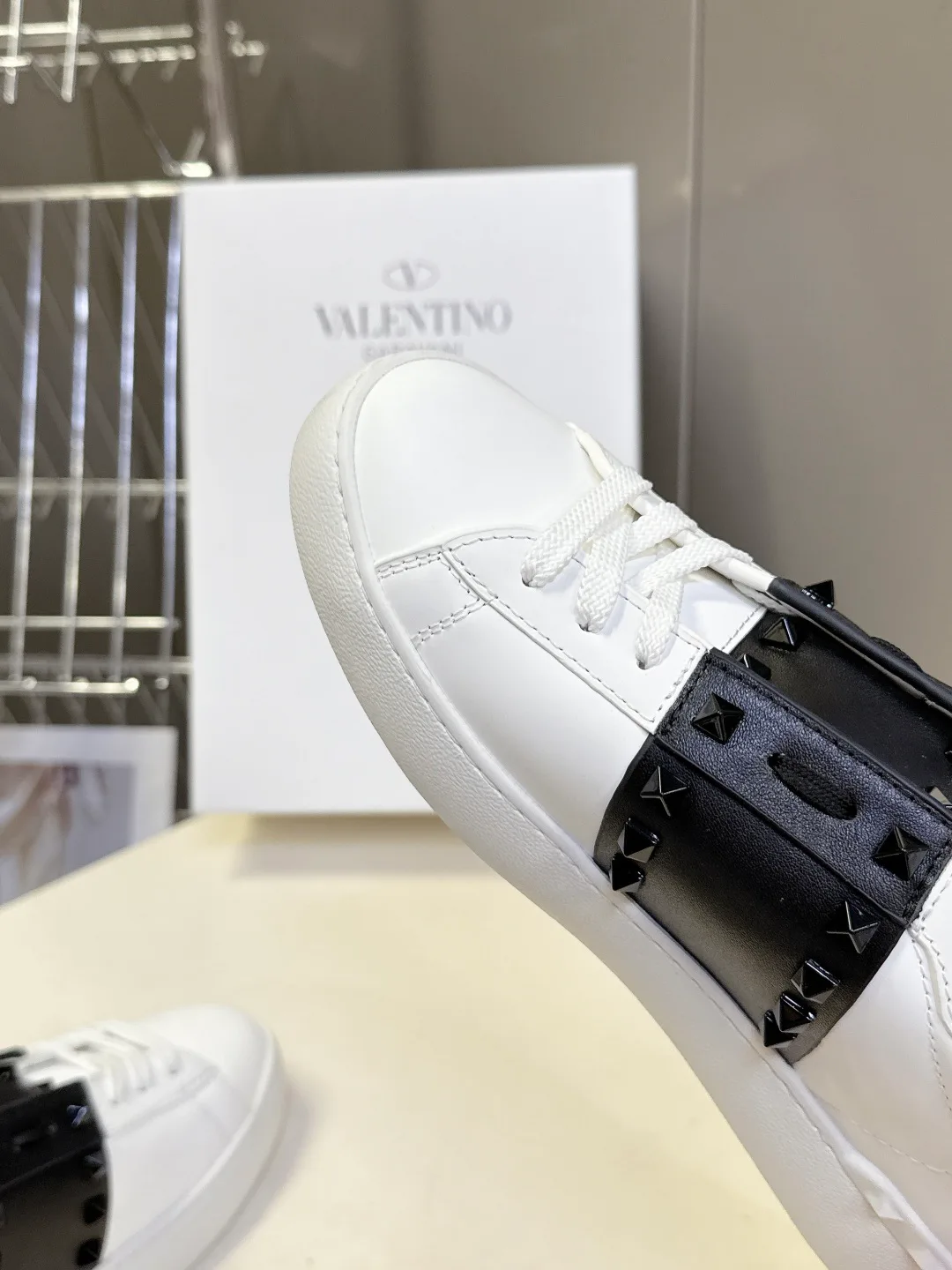 Кроссовки Женские Valentino 18817576