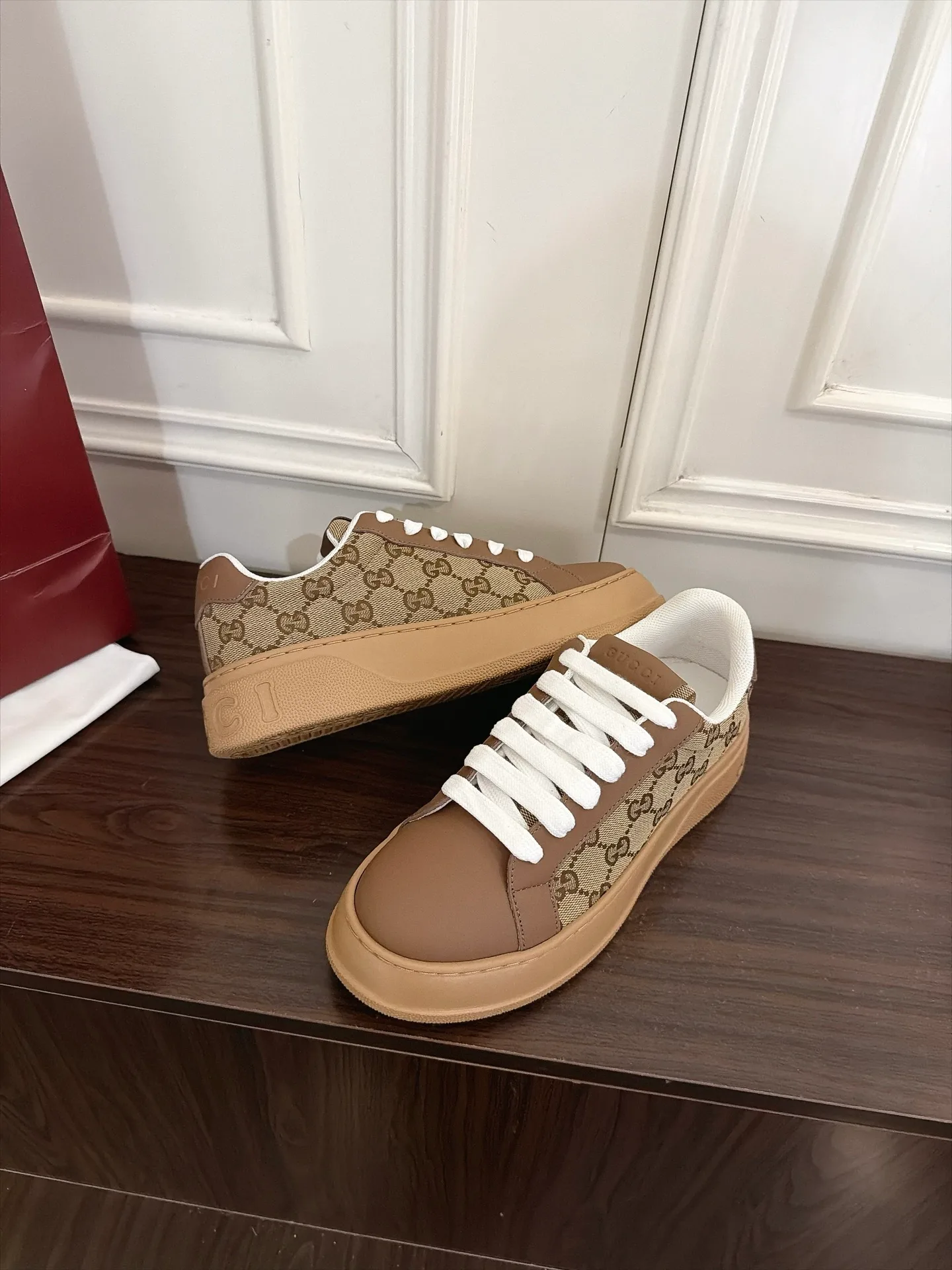 Кроссовки Женские Gucci 18889320