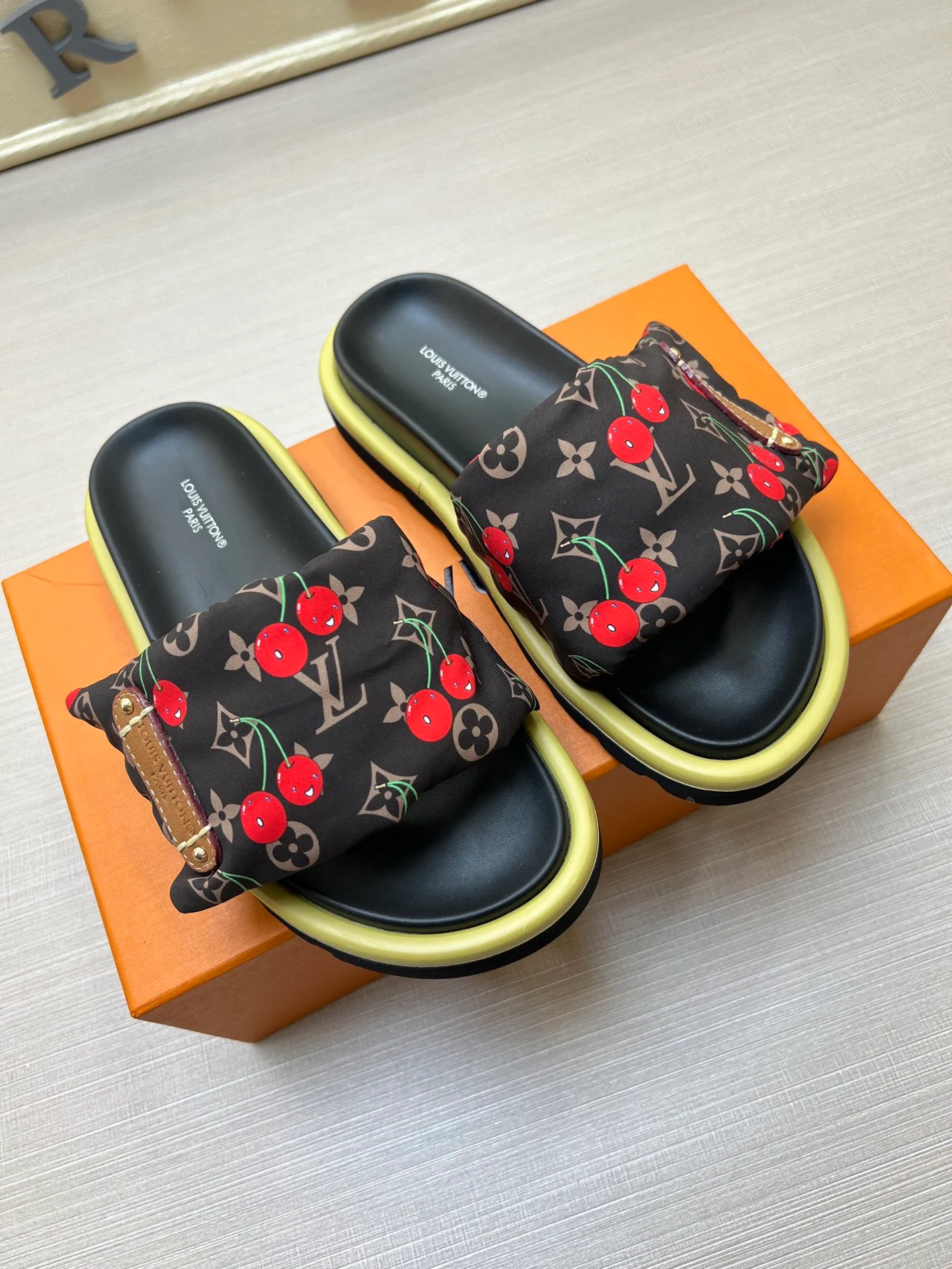 Шлепанцы Женские Louis Vuitton 9801563