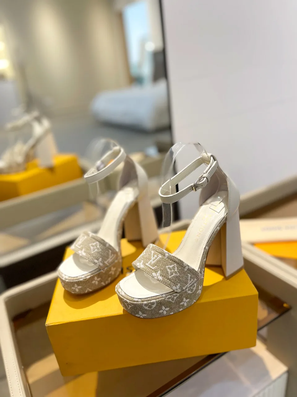 Босоножки Женские Louis Vuitton 10910218