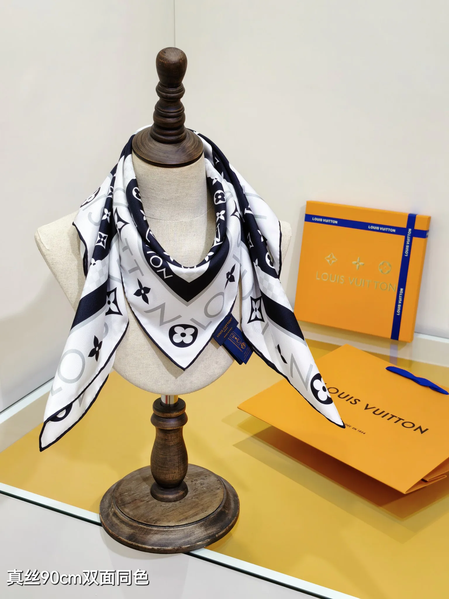 Текстиль Louis Vuitton 13094304