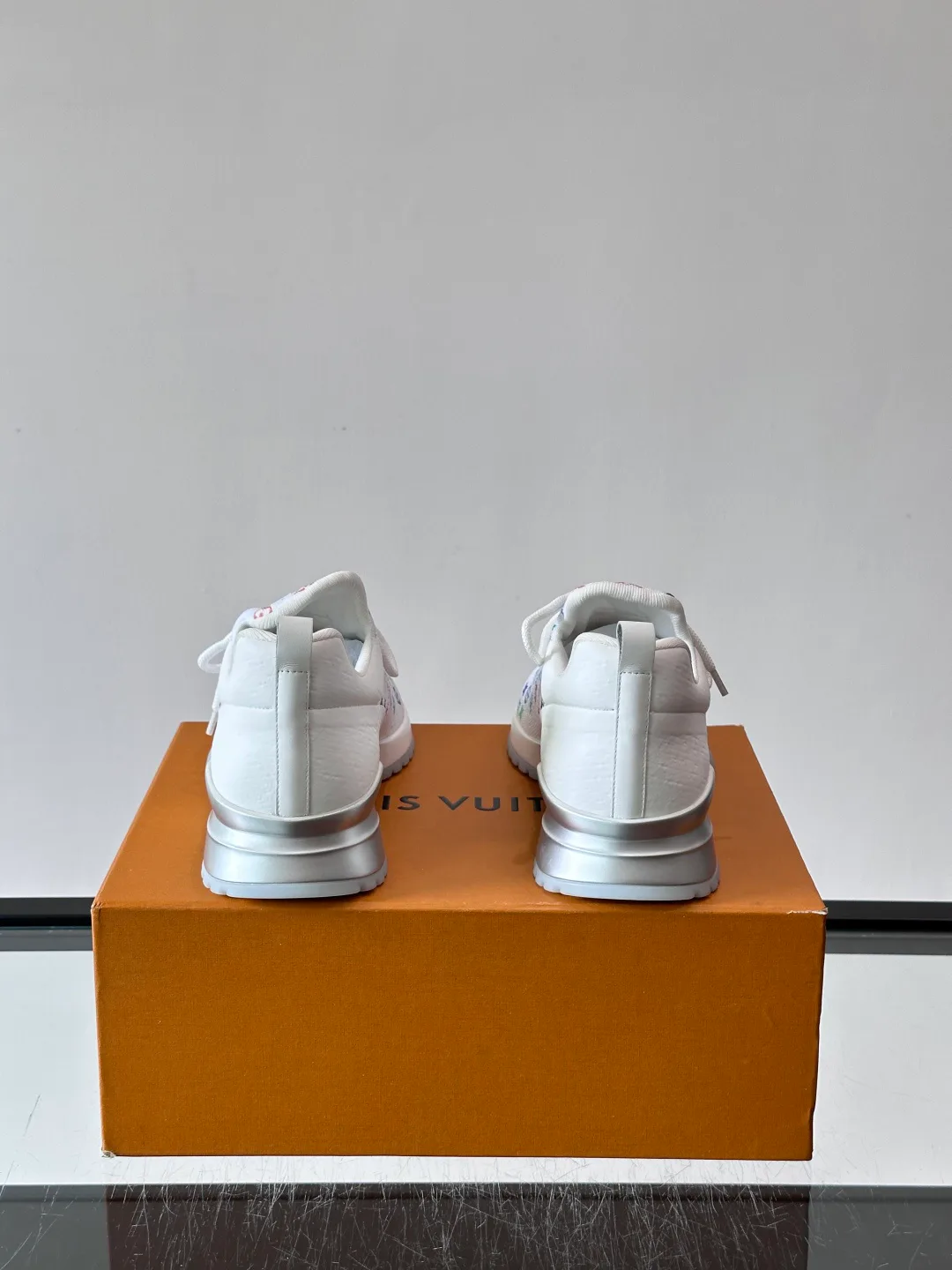 Кроссовки Мужские Louis Vuitton 17588576