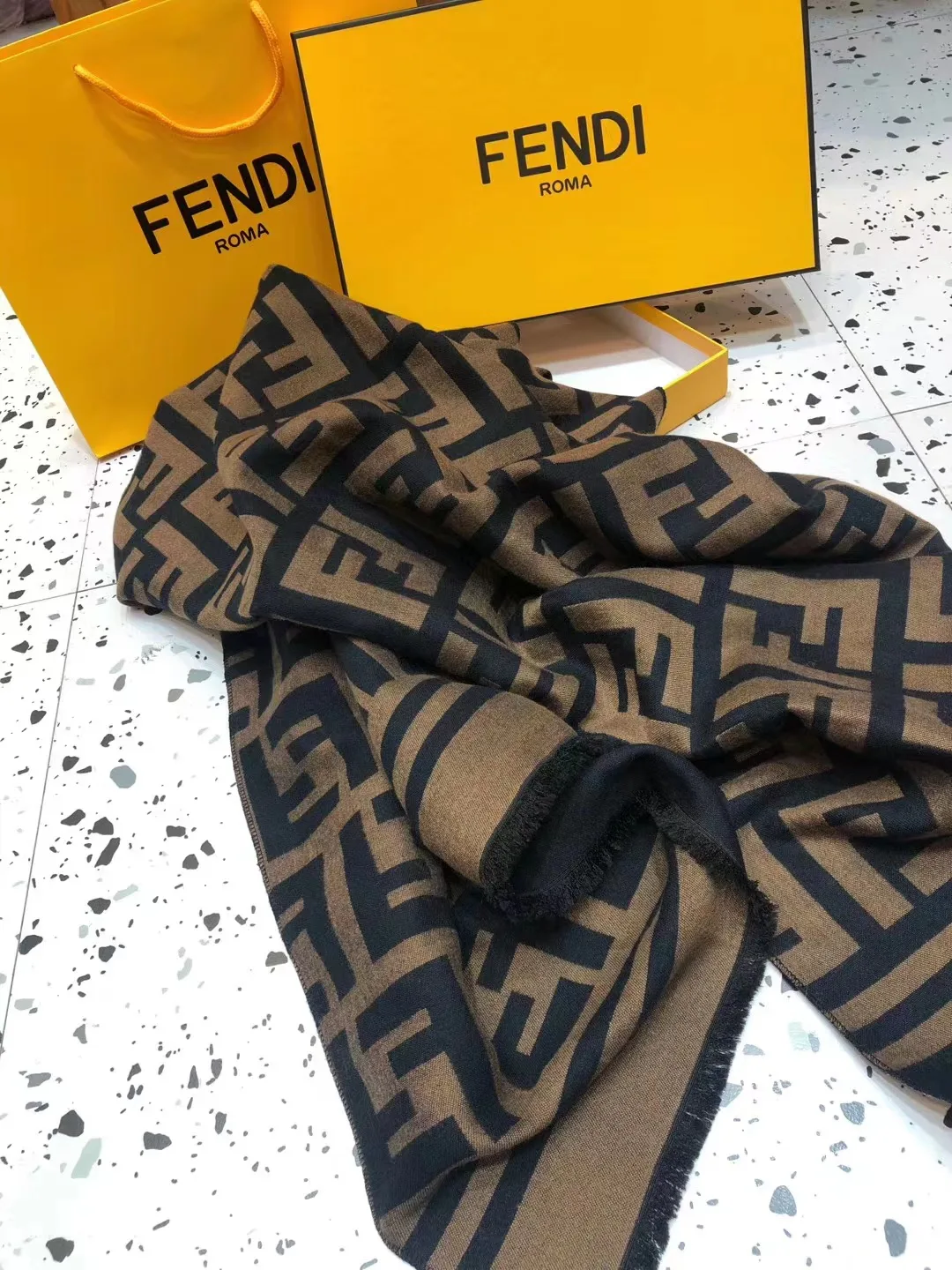 Шарфы Fendi 438411