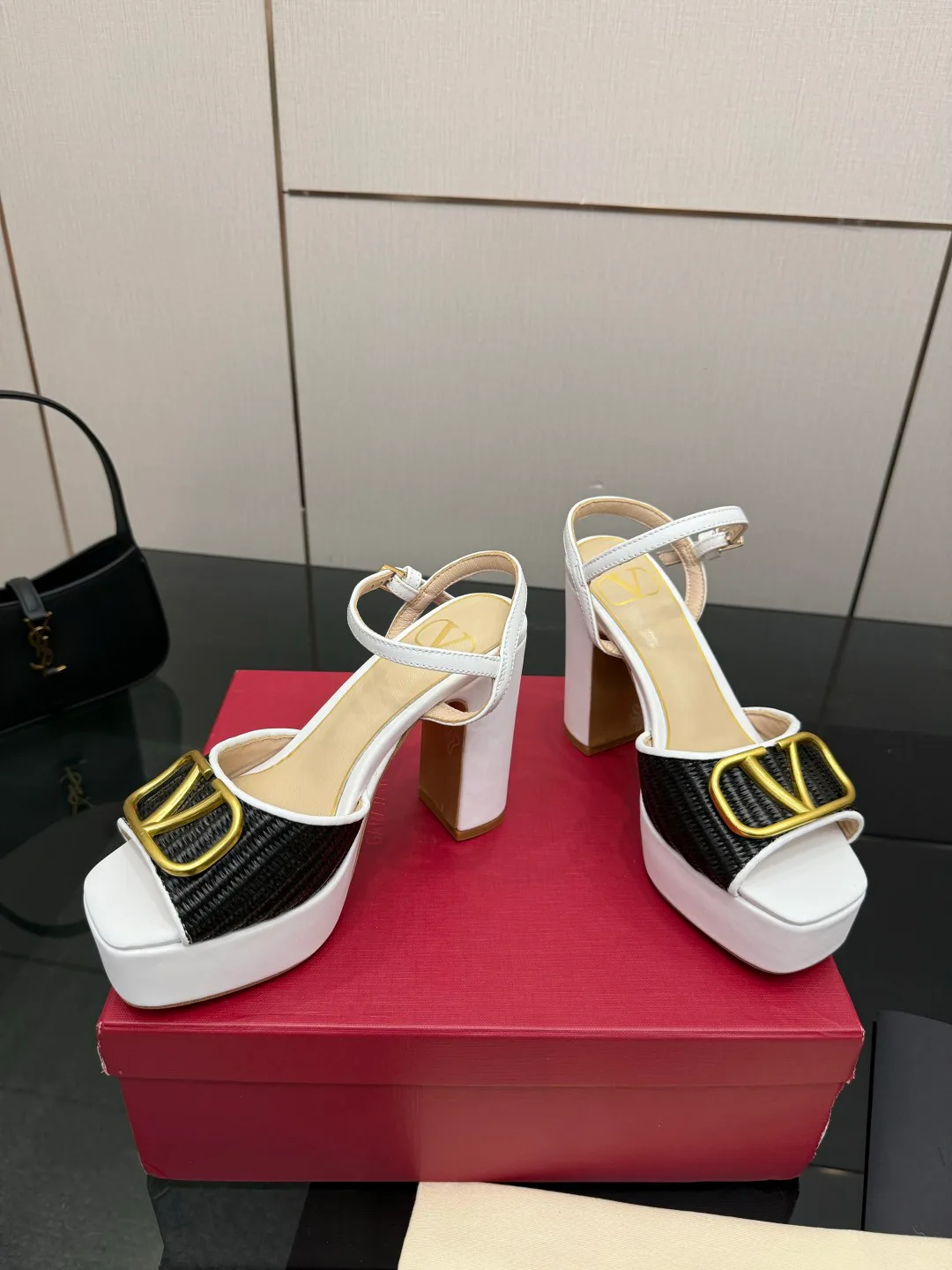 Босоножки Женские Valentino 13241316