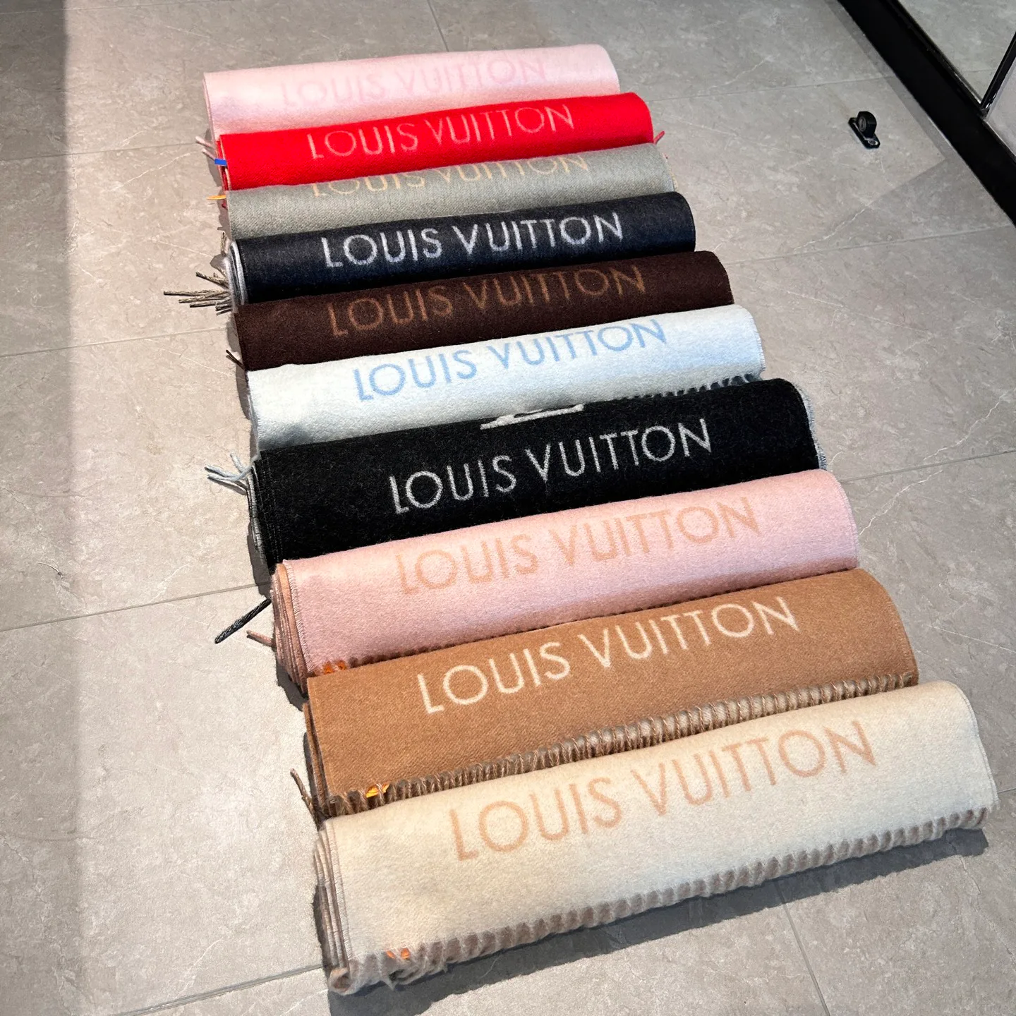 Шарфы Louis Vuitton 18507447