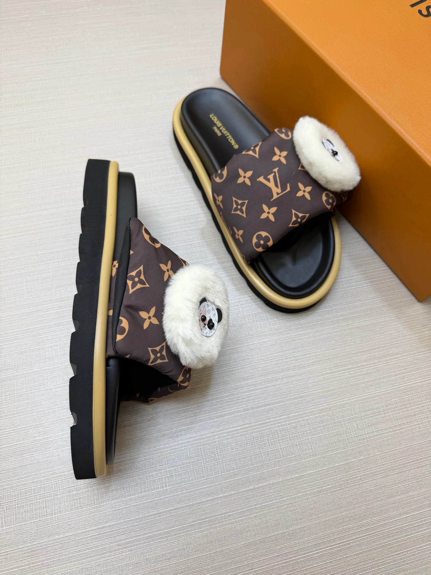Шлепанцы Женские Louis Vuitton 18011817