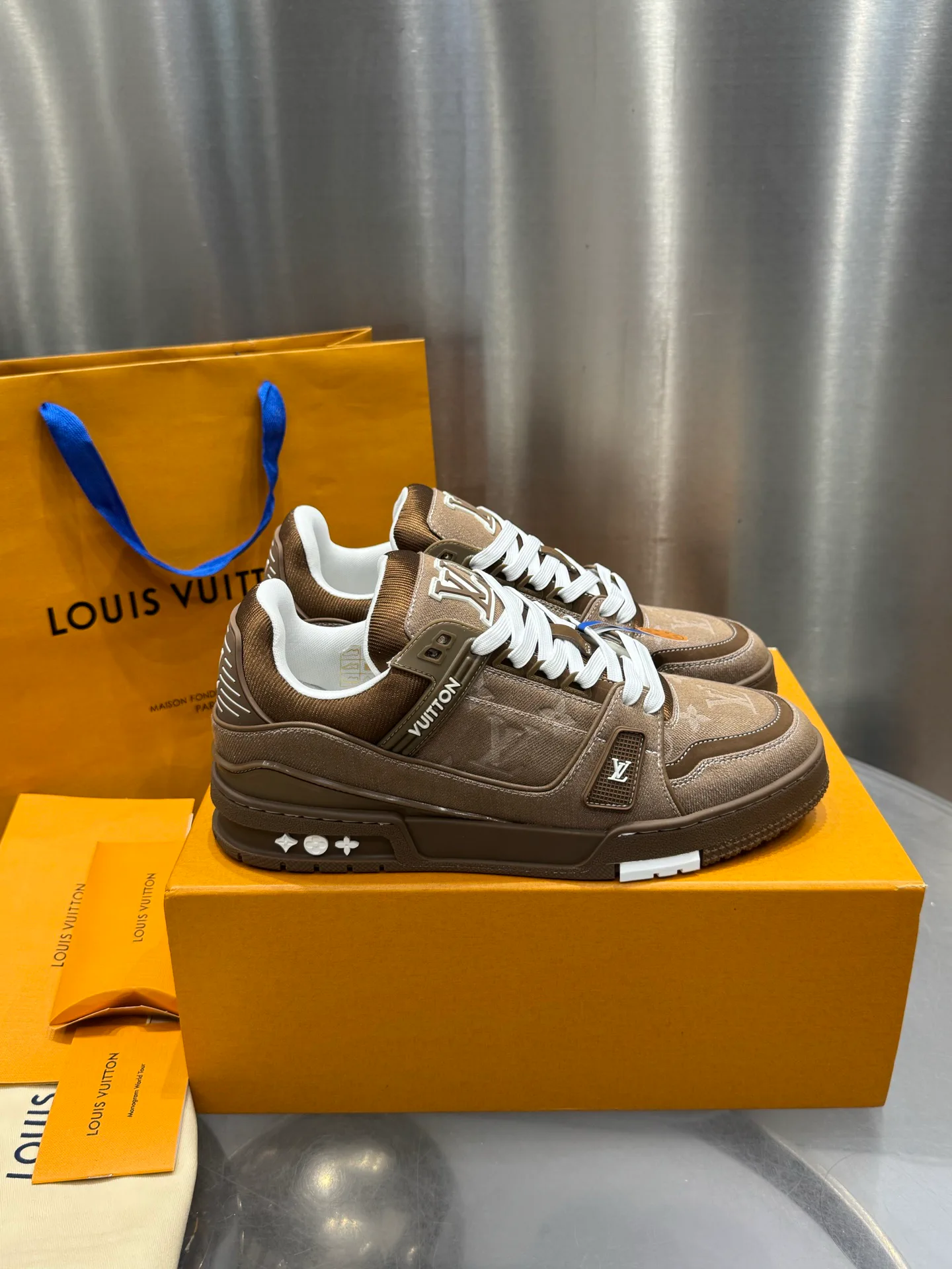 Кроссовки Женские Louis Vuitton 19073341