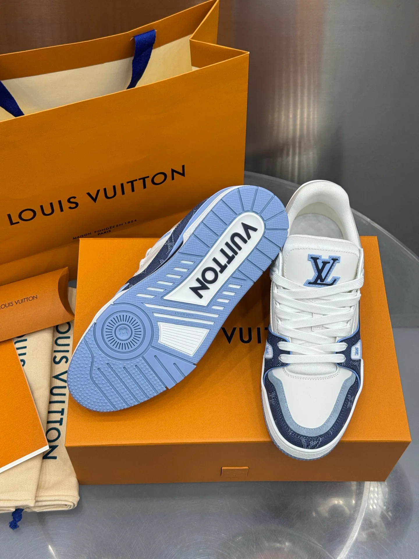Кроссовки Женские Louis Vuitton 19073332
