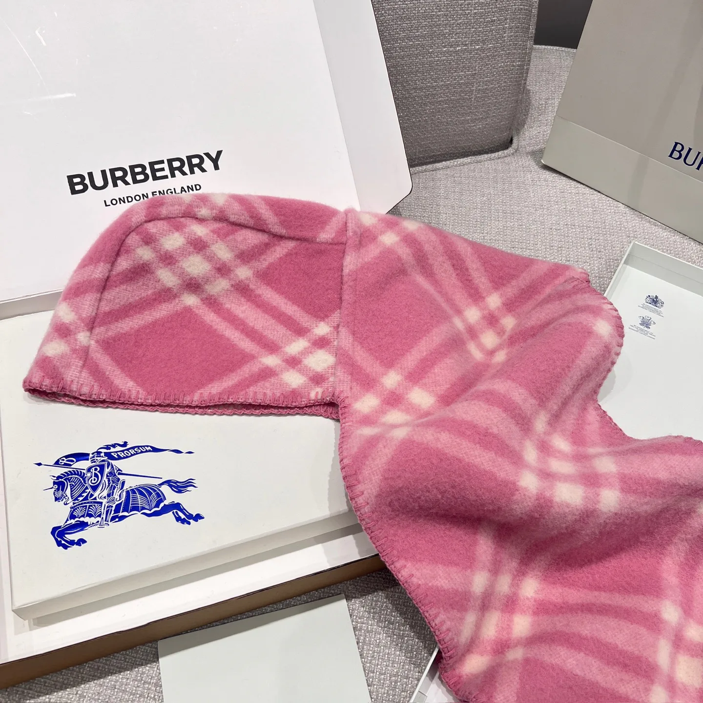 Шарфы Burberry 17945329