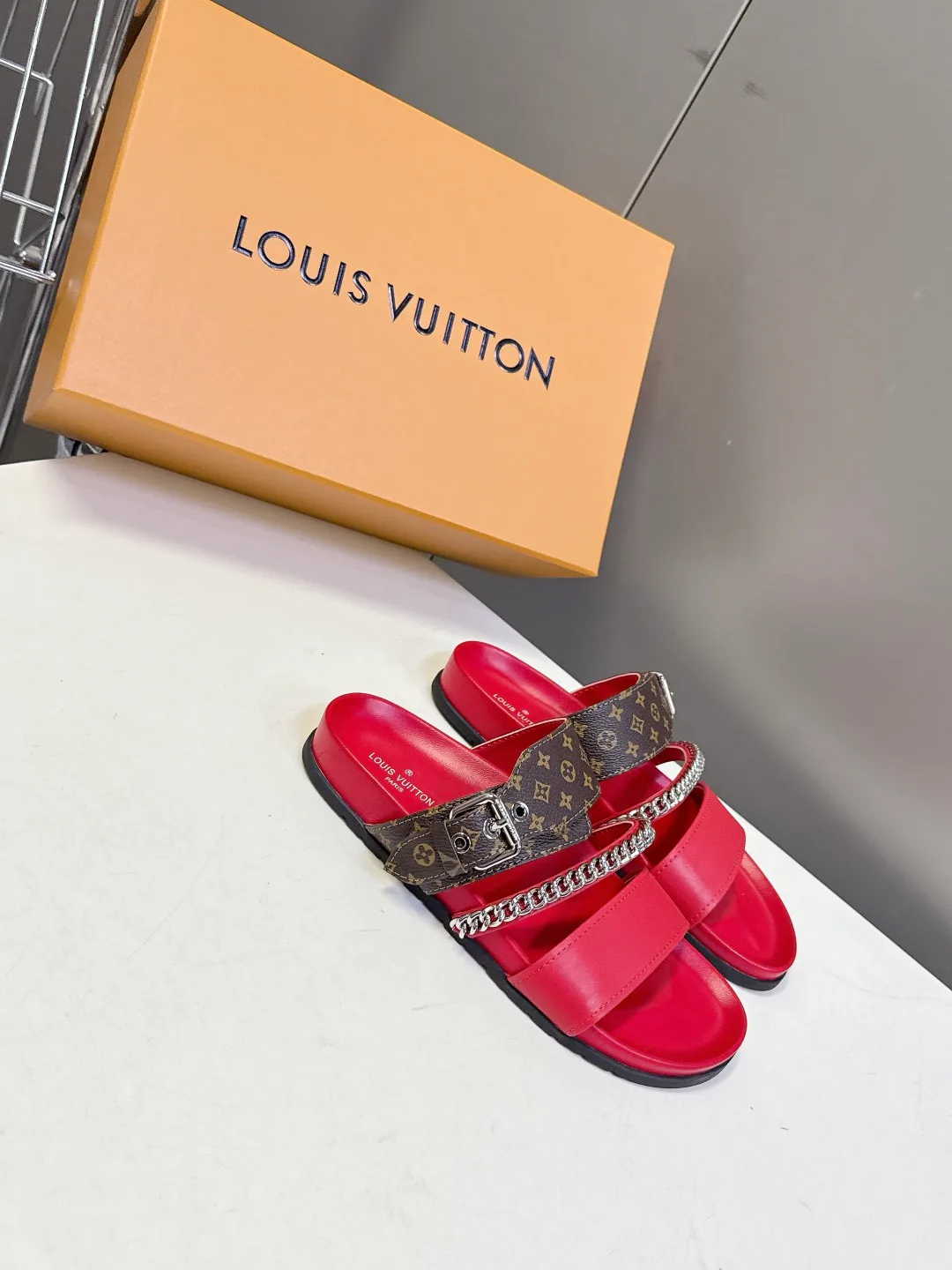 Шлепанцы Женские Louis Vuitton 13370821