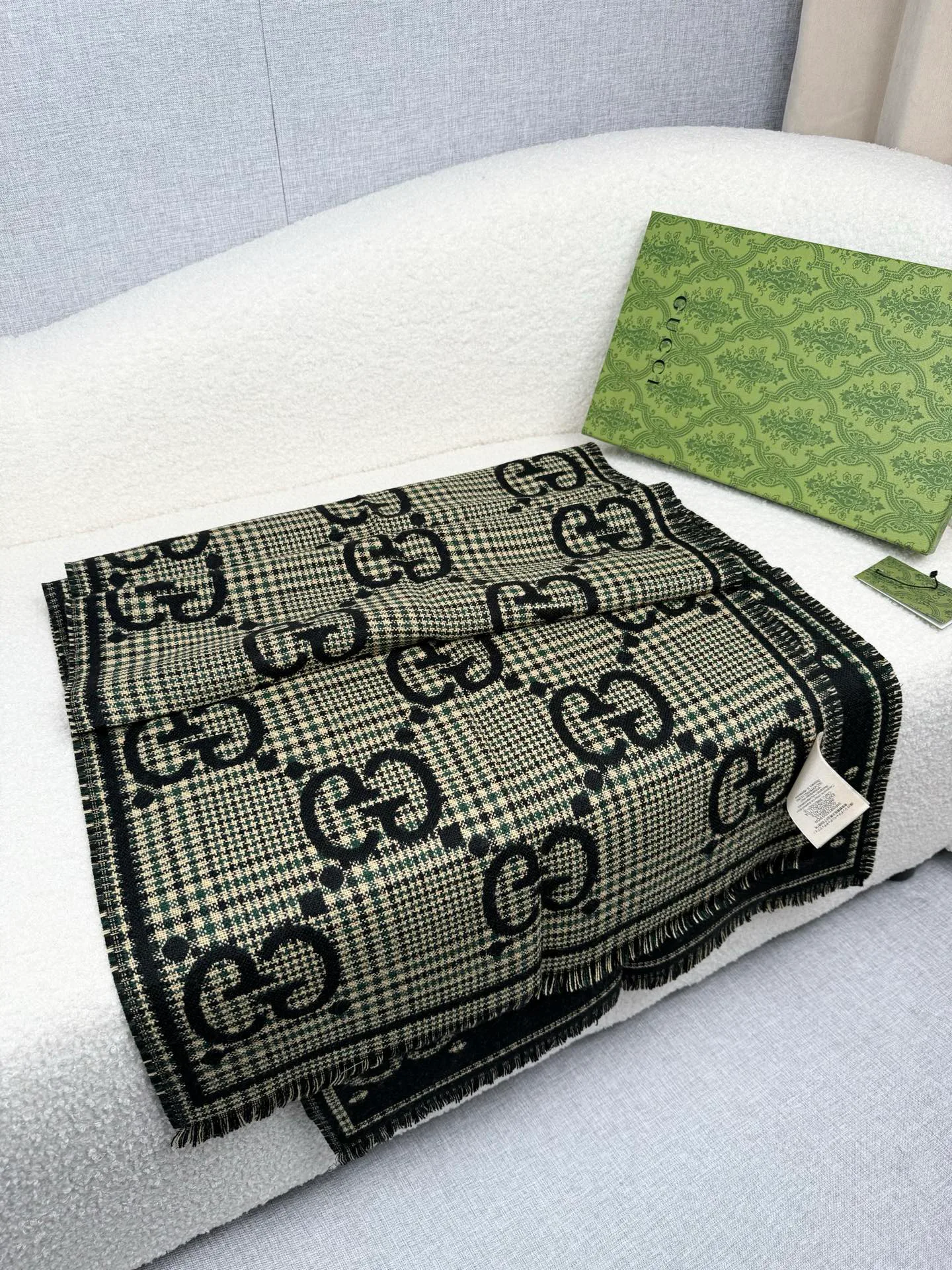 Шарфы Gucci 18675817