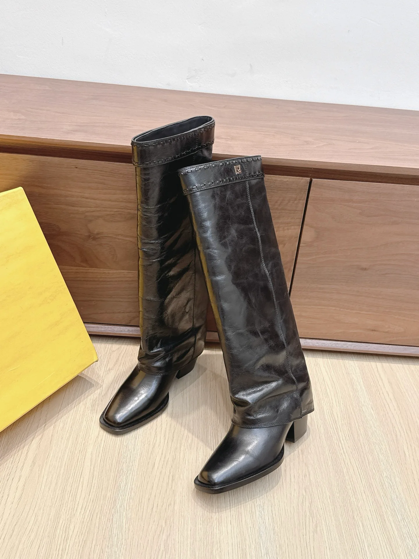 Сапоги Женские Fendi 18092436