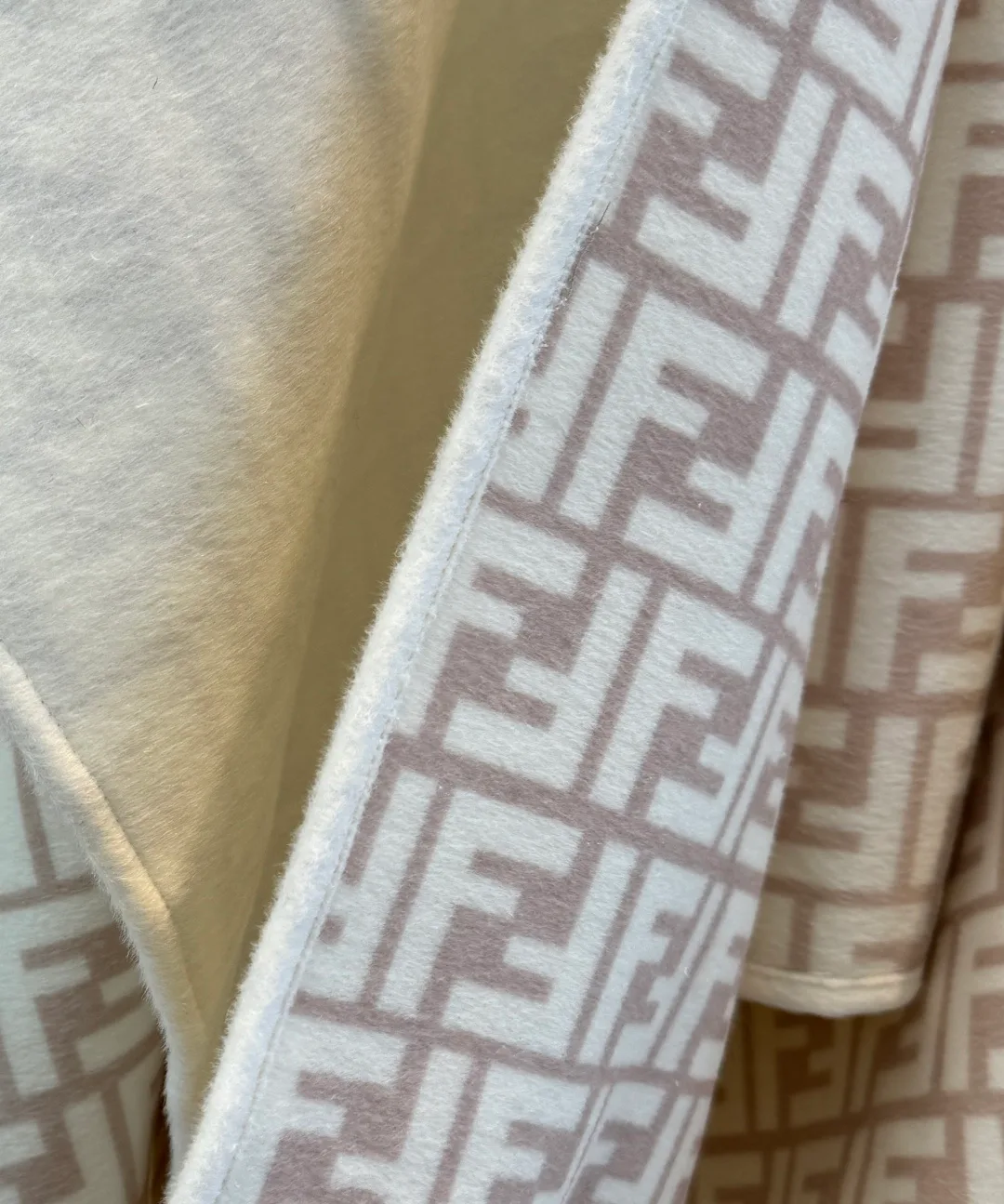 Пальто Женские Fendi 18980919