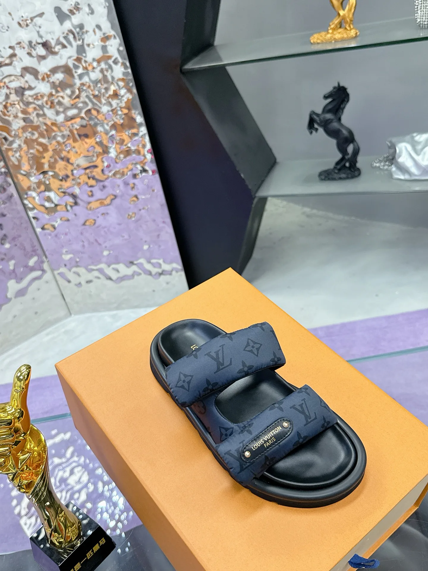 Шлепанцы Женские Louis Vuitton 17530458