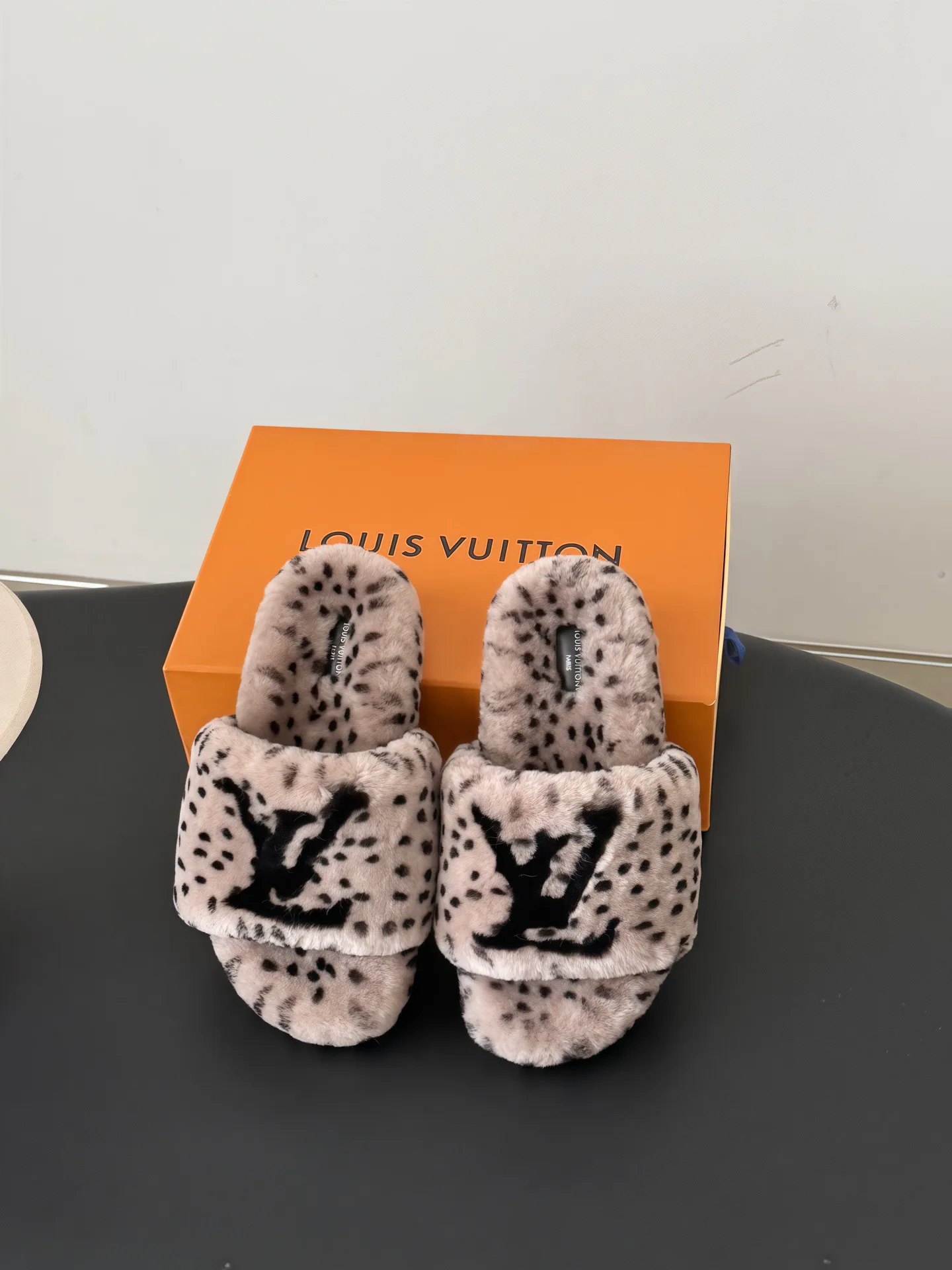 Тапочки Женские Louis Vuitton 18053845