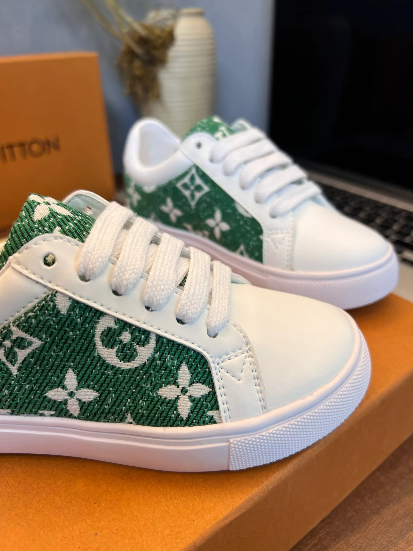 Кроссовки Женские Louis Vuitton 18077539