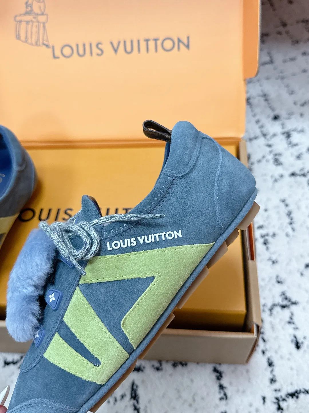 Кроссовки Женские Louis Vuitton 18409697