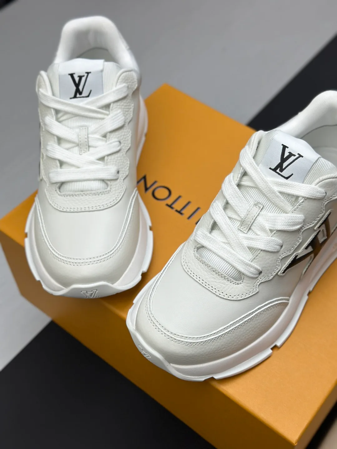Кроссовки Женские Louis Vuitton 18212263