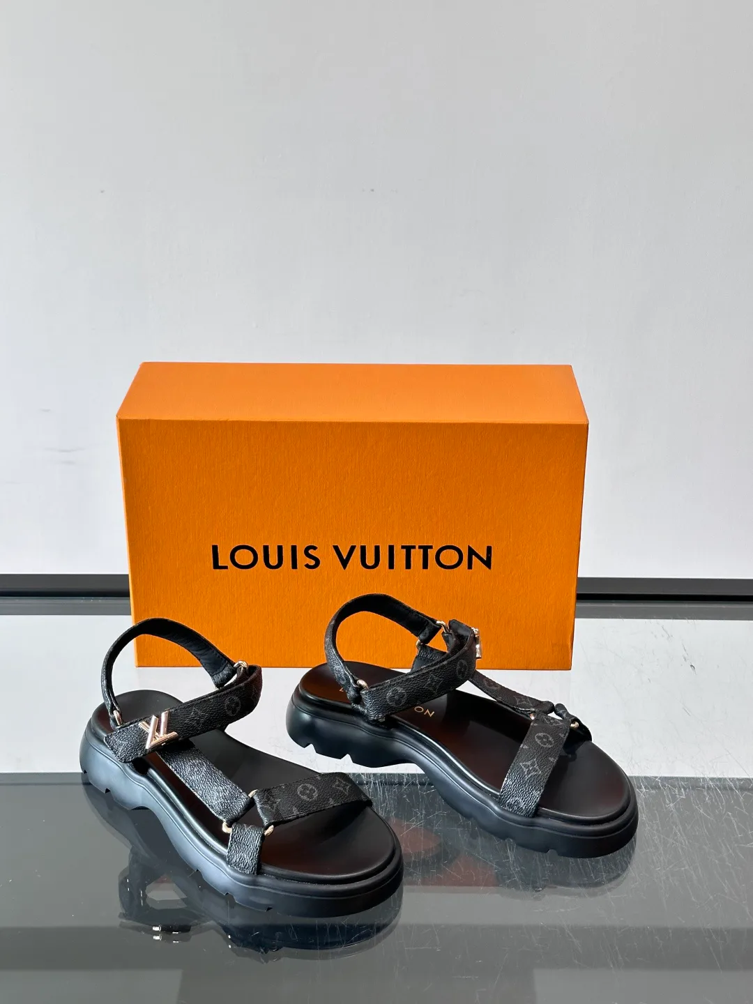Босоножки Женские Louis Vuitton 17608046