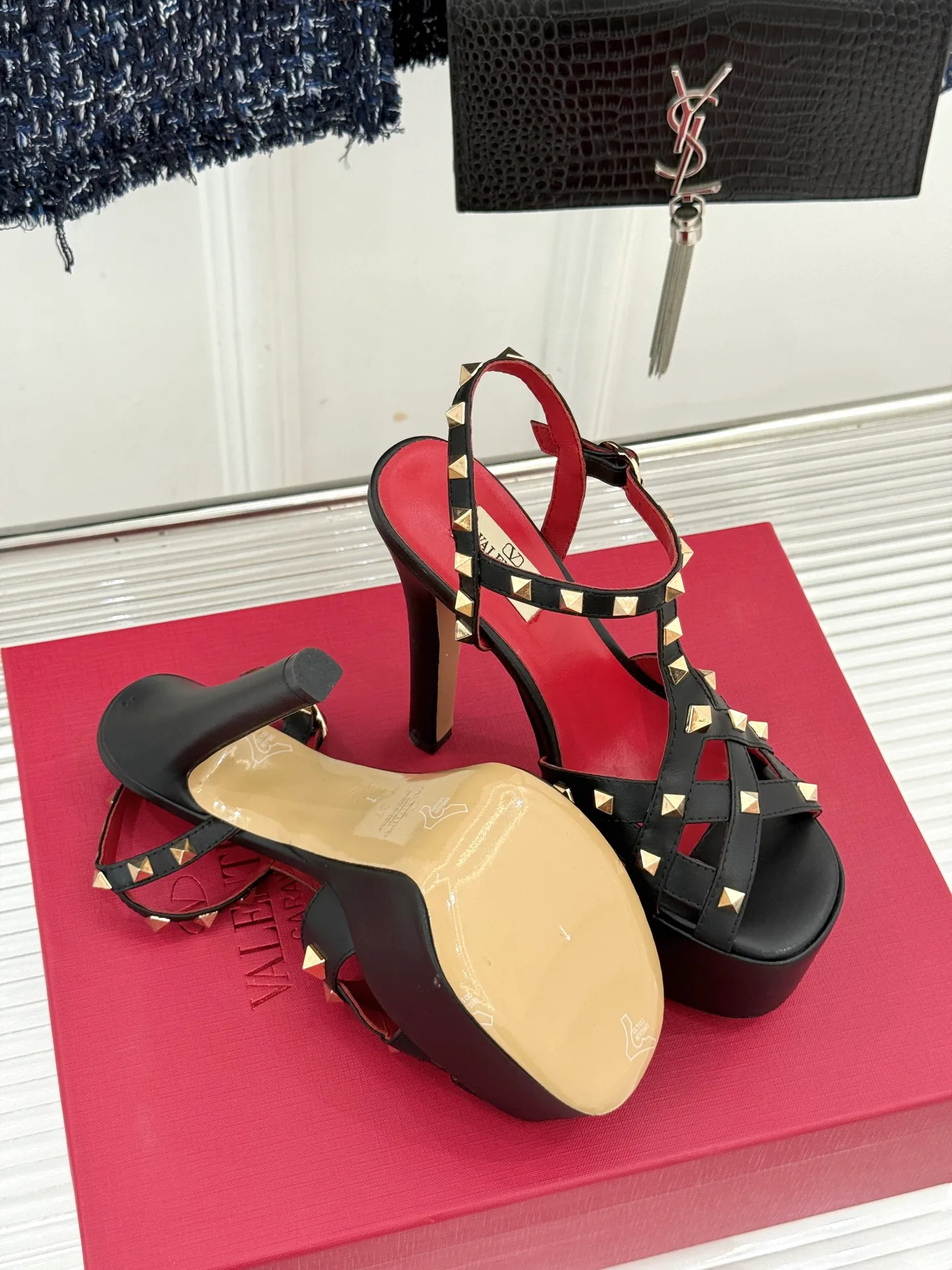 Босоножки Женские Valentino 18198293