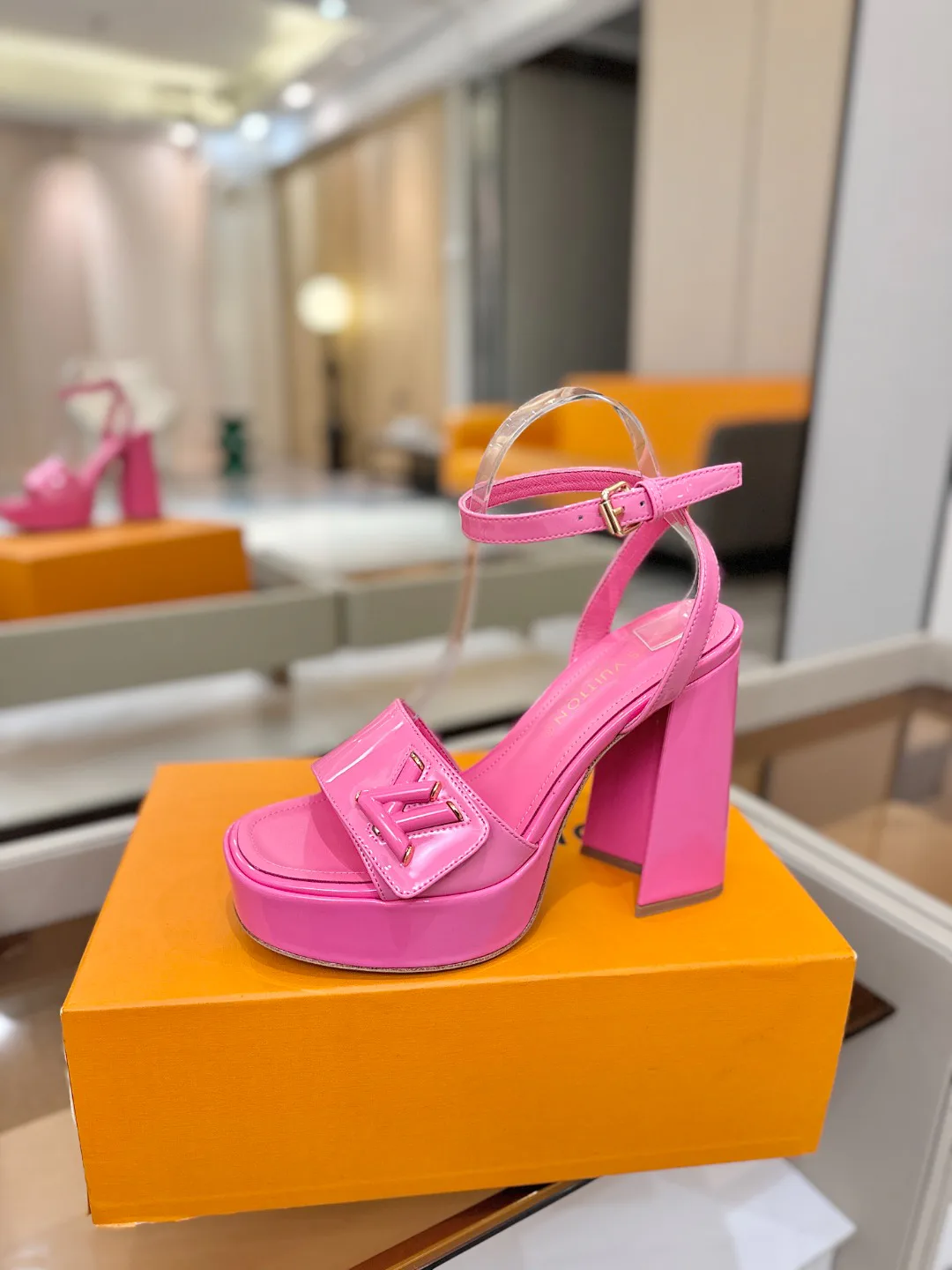 Босоножки Женские Louis Vuitton 17946859