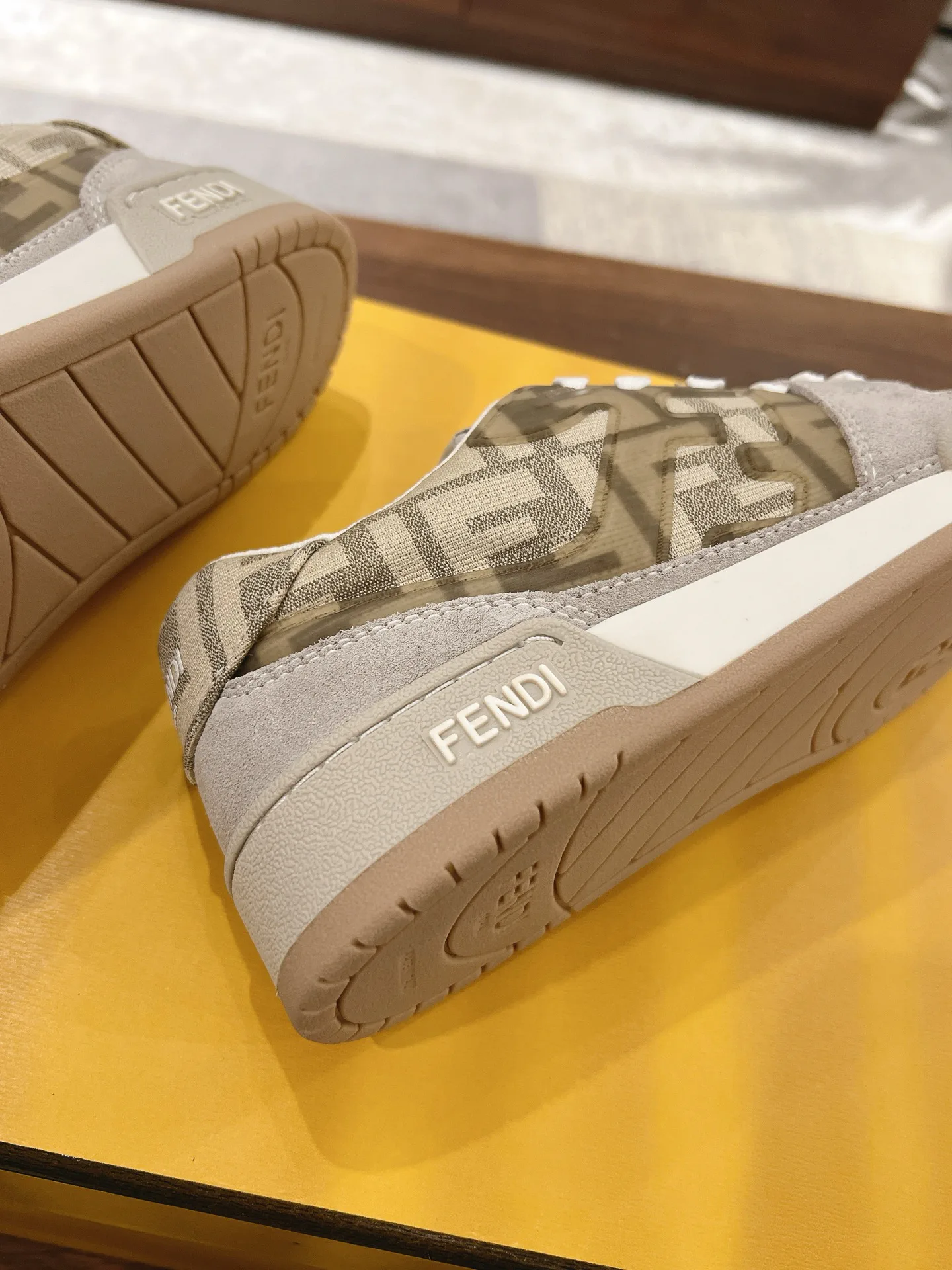 Кроссовки Женские Fendi 18219610