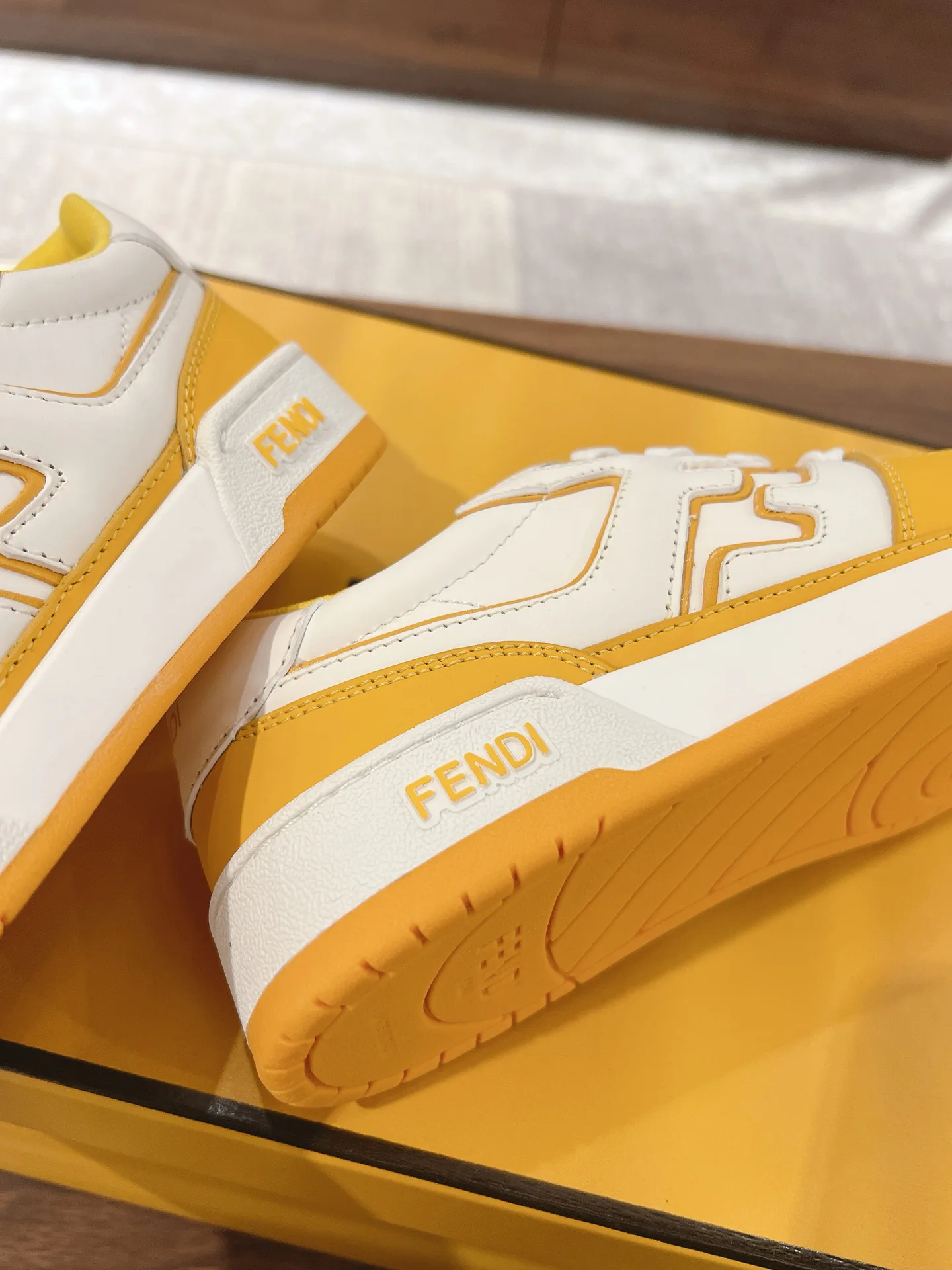 Кроссовки Женские Fendi 18219545