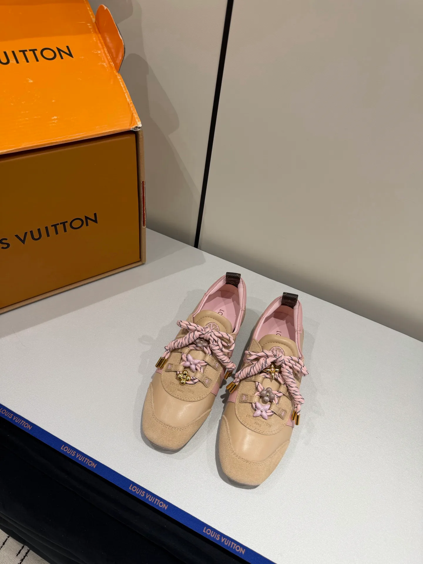 Кроссовки Женские Louis Vuitton 17934910