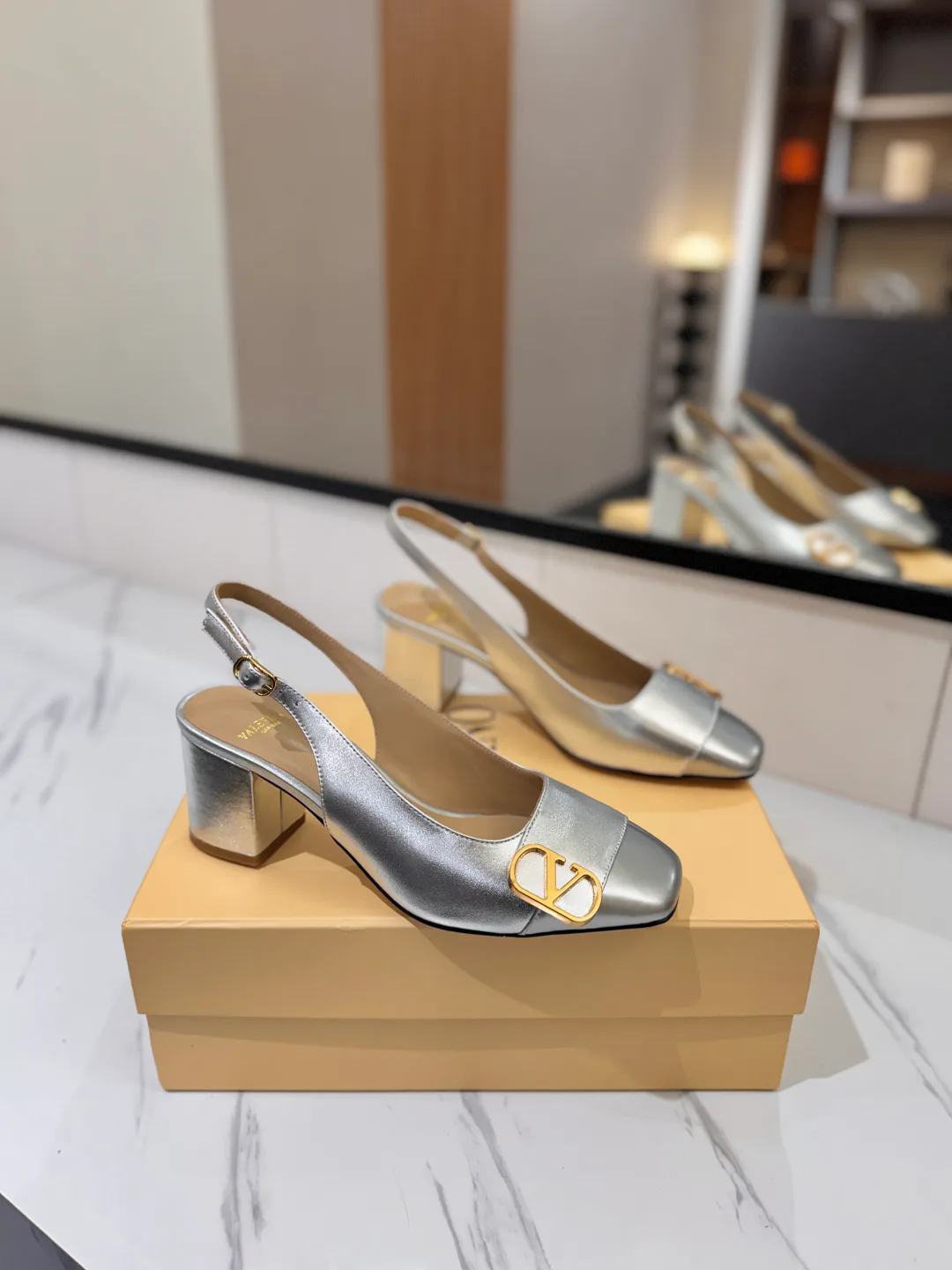 Босоножки Женские Valentino 18134901