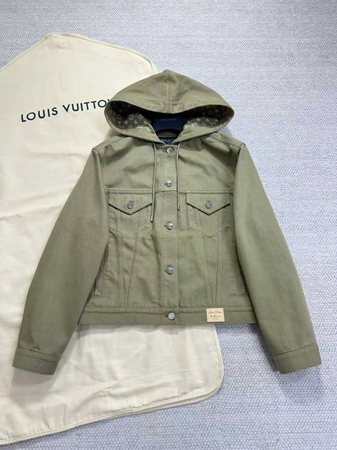 Куртки И Пуховики Женские Louis Vuitton 18189413