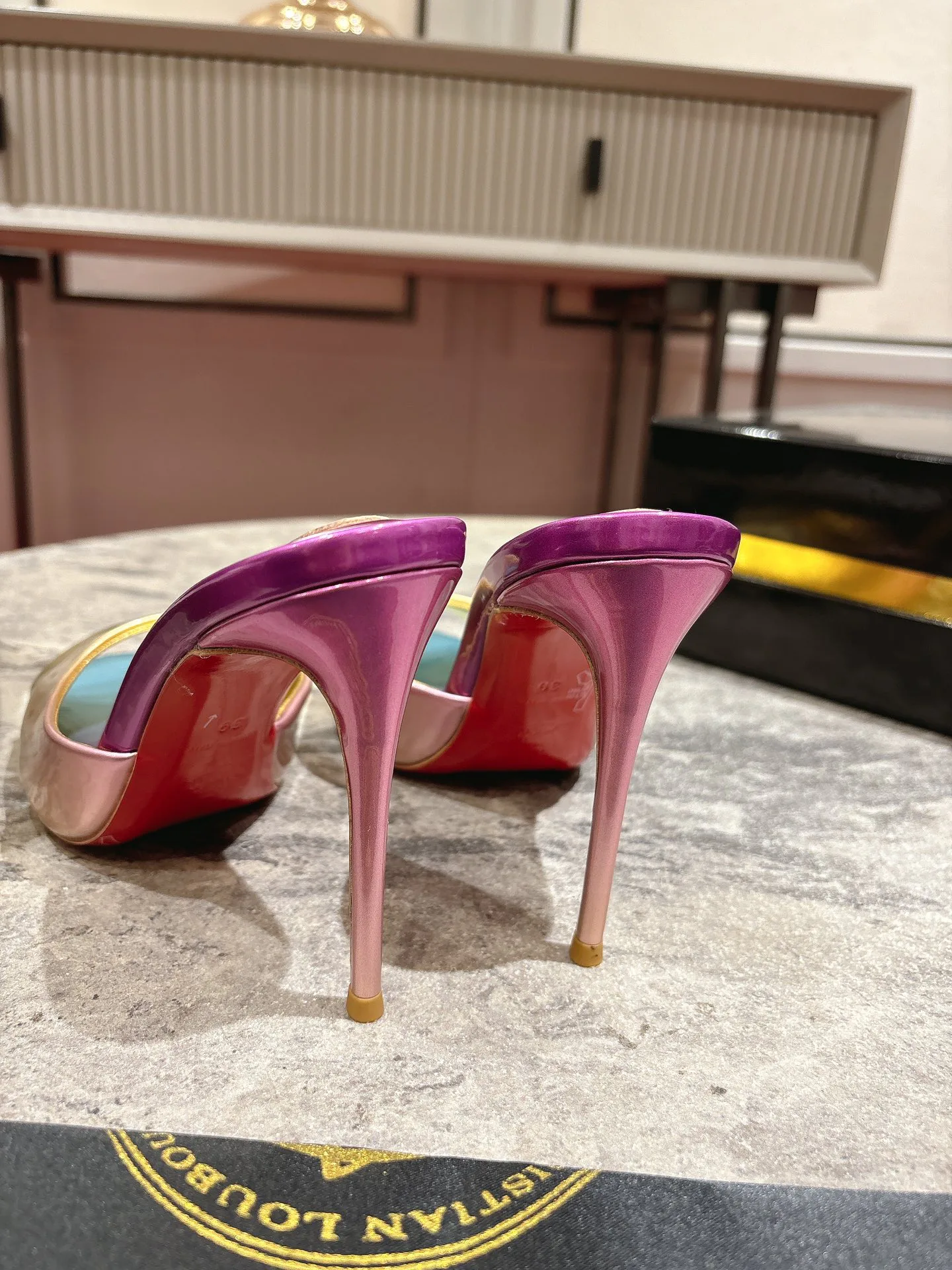 Босоножки Женские Christian Louboutin 17163220