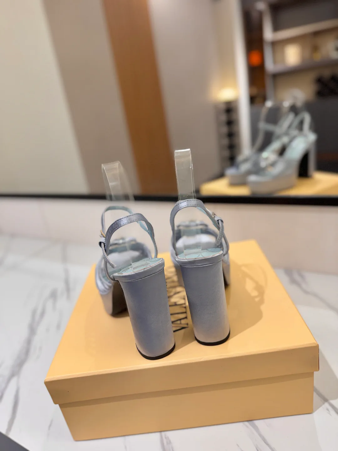 Босоножки Женские Valentino 18134892