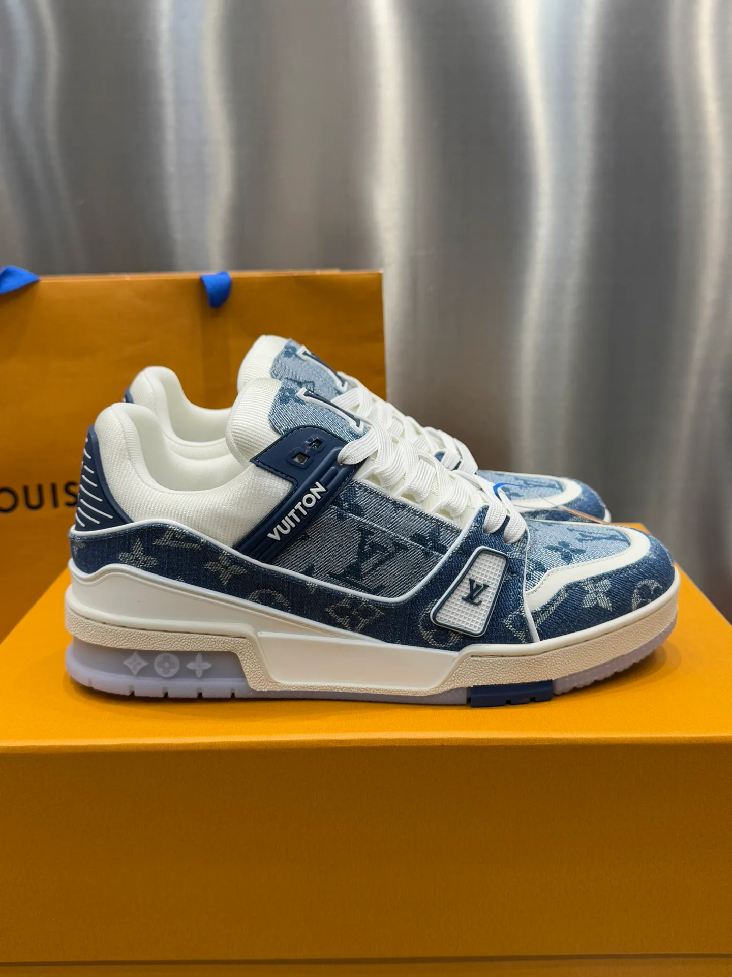 Кроссовки Женские Louis Vuitton 19073355