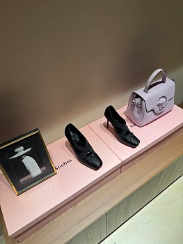 Туфли Женские Christian Louboutin 655704